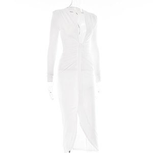 Détail de la robe blanche ajustée à manches longues avec décolleté en V et tissu doux