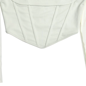 Dettaglio del corsetto bianco con inserti in mesh e cuciture rinforzate in vita
