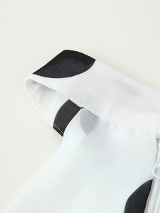Detail der eleganten weißen Polka-Dot Stoffstruktur mit einem verdeckten Seitenreißverschluss