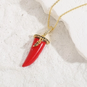 Collier luxe avec pendentif corne piment rouge et incrustations zircon sur pierre