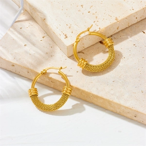 Boucles d'oreilles créoles dorées en acier inoxydable avec design en maille tressée