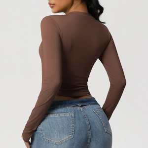 Vue latérale arrière d'un t-shirt de sport marron à manches longues en tissu extensible