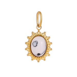 Detailansicht eines ovalen weißen Steinanhängers mit goldenem Vintage-Metallrand