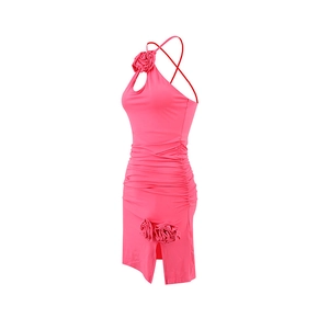Détail de robe rose dos nu avec roses 3D et tissu moulant à plis élégants
