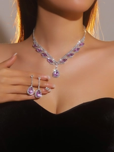 Detailaufnahme von luxuriösem Brautschmuckset mit lila Wassertropfen-Kristallkette