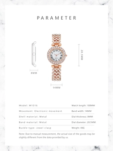 Detalle del reloj de mujer en oro rosa con números romanos y brazalete con incrustaciones