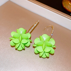Boucles d'oreilles fleurs en acrylique vert néon avec crochets dorés et cristaux