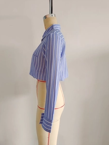 Vue latérale d'une chemise courte à rayures bleues et blanches avec col classique sur mannequin