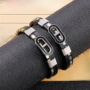 Détail d'un bracelet en cuir tressé multicouche pour homme avec fermoir en métal argenté