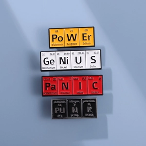 Set di spille smaltate creative con elementi della tavola periodica che formano power e genius