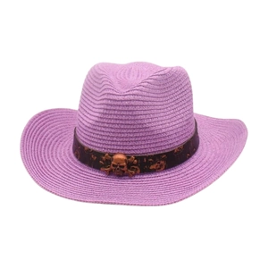 Detalle de la textura del sombrero de paja trenzado morado con hebilla de calavera de bronce
