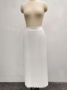 Detail eines weißen Maxirocks mit hoher Taille und elegantem Faltenwurf auf einer Puppe