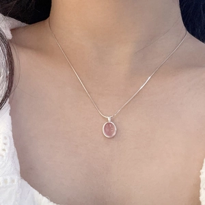Elegante S925 Sterling Silber Halskette mit rosa Chalcedon-Anhänger an einer Schlangenkette