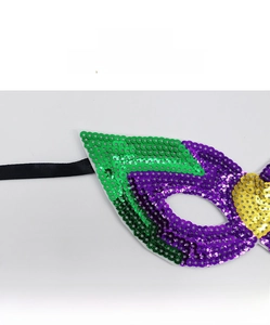Gedetailleerd overzicht van het pailletten feestmasker met groene, paarse en gouden details.