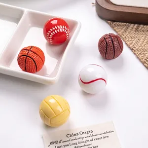 Pendentifs miniatures de ballons de sport en résine, basketball et football pour porte-clés