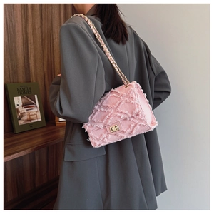 Sac bandoulière rose en denim à franges avec chaîne dorée et fermoir pivotant chic