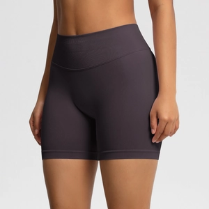 Détail de la taille haute côtelée sans couture sur short de yoga gris foncé