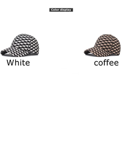 Dettaglio cappellini da baseball con motivi geometrici 3D nei colori bianco e caffè