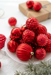 Gros plan de boules de Noël rouges aux finitions brillantes, géométriques et spirales