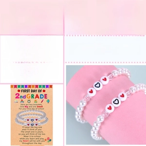 Détails des bracelets en perles mère-fille avec perles en cœur sur carte cadeau école