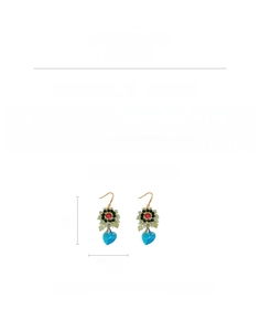 Dettaglio di orecchini vintage a fiori con perle e pendente a cuore in vetro blu e misure