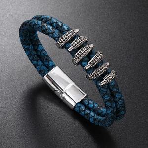 Dettaglio del bracciale in pelle intrecciata blu e nero da uomo con chiusura magnetica argento