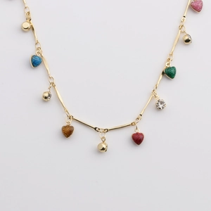 Collier doré avec pendentifs cœurs scintillants et accents de cristal brillant