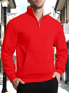 Dettaglio felpa uomo rossa con mezza zip, colletto rialzato e tasca a marsupio trendy