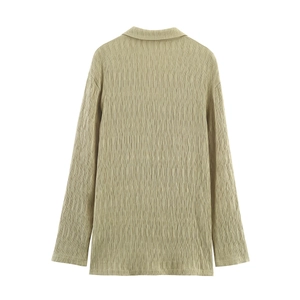 Chemise femme kaki à manches longues en tissu plissé vertical avec vue de l'arrière