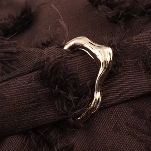 Eleganter goldener Ring im Liquid-Metal-Stil mit unregelmäßiger, glänzender Oberfläche