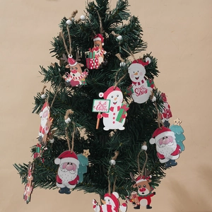 Ensemble de pendentifs de Noël en bois peint suspendus aux branches d'un sapin festif