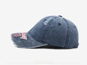 Détail de la casquette vintage en jean délavé avec lettre R brodée et bords effilés