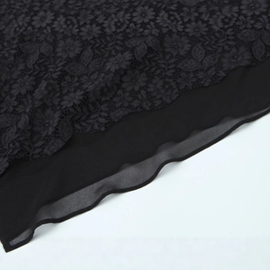 Top lungo asimmetrico in pizzo nero da donna con motivi floreali e strati di chiffon