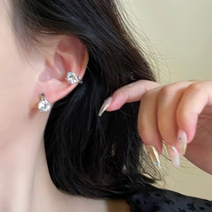 Set di orecchini e polsini in argento con zirconi geometrici per donna
