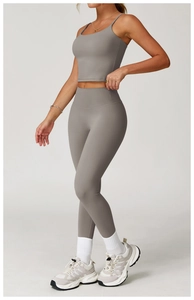 Détail de l'ensemble de yoga gris taille haute avec tissu brossé et coupe de compression