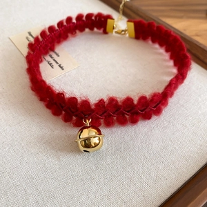 Choker élégant en maille rouge foncé avec pendentif cloche planète dorée et chaîne réglable