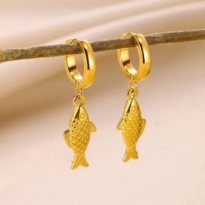 Détail des boucles d'oreilles poisson en acier doré 18 carats suspendues à une branche