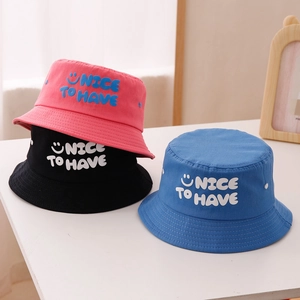 Trois couleurs de chapeaux bob pour enfants avec broderie NICE TO HAVE en gros plan