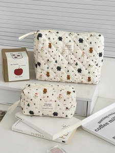 Dettaglio del set di trousse trapuntate con orso e pupazzo di neve in due diverse misure
