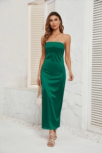 Dettaglio del tessuto in raso verde scuro e dello schienale elastico del vestito