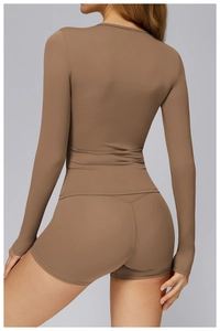 Détail de dos d'un haut de yoga couleur latte et d'un short de sport à taille haute