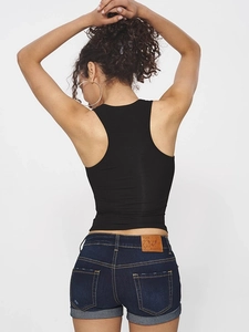 Débardeur dos nageur cintré en maille côtelée noire, vue arrière avec short en jean