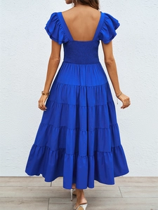 Détail du dos de la robe bohème bleue avec manches à volants et taille élastique