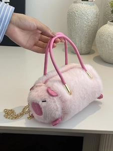 Borsa a cilindro in peluche rosa Capybara con dettagli di maiale e catena in metallo