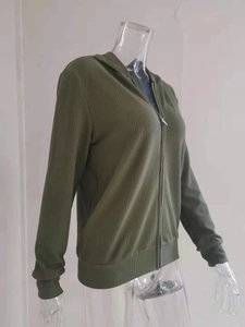 Dettaglio della felpa con cappuccio a coste verde scuro con trama e chiusura a zip