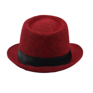 Makroaufnahme von dunkelrotem Trilby-Hut mit Strickstruktur und schwarzem Satin-Dekorband