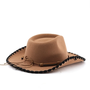 Détail d'un chapeau de cowboy en feutre de laine camel avec bordure tressée et cordon réglable