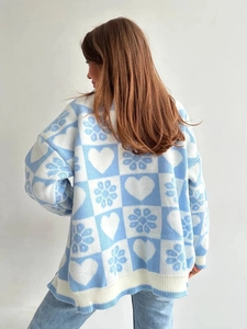 Cardigan ample en tricot bleu et blanc avec motifs cœurs et fleurs, vue de dos
