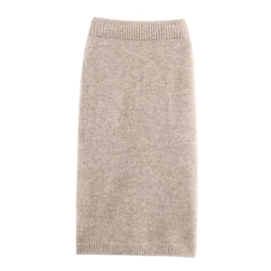 Dettaglio della gonna in maglia beige chiaro con bordo a costine e trama di tessuto morbido
