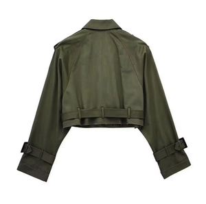 Vue détaillée du dos de la veste courte vert militaire avec taille ceinturée et sangles